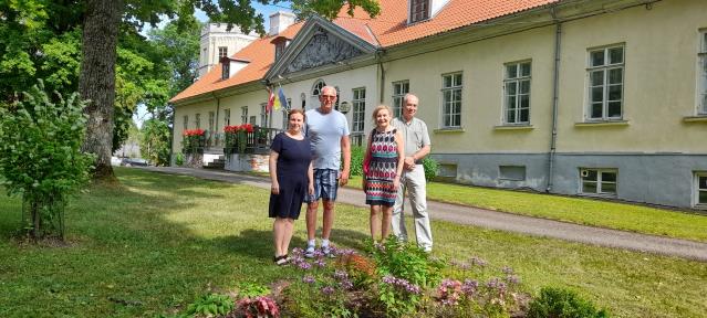 Somijas vēstniece  Latvijā Anne Saloranta pie Apriķu muzeja